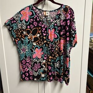Sew in Love SS Short Sleeve V Neck Top Sz L